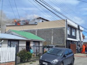 Incendio afectó a vivienda utilizada como pensión en Punta Arenas.