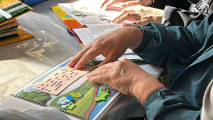 Estudiantes de Santo Tomás compartieron cuentos en braille con integrantes de Agaci