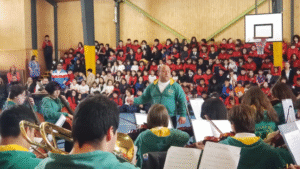Orquesta juvenil de Linares brindó inédito concierto a comunidad de Escuela Patagonia