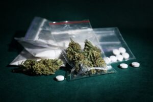 Libertad vigilada para sujeto sorprendido vendiendo marihuana y cocaína