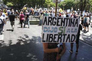 Devaluación del peso y otras 9 medidas anunciadas por el ministro de Economía de Milei
