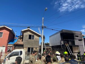 Nueve damnificados dejó incendio que afectó a dos viviendas