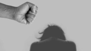 Condenan a hombre que incurrió en diversos delitos en contexto de violencia intrafamiliar