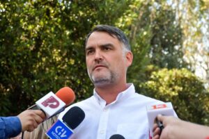 Condenan agresión a exministro Blumel tras asistir a presentación de libro del estallido