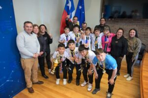 Gobernador Flies recibió a jugadores del Club Deportivo El Pingüino
