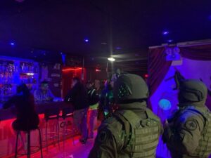 Operativo nocturno de seguridad finalizó con dos detenidos y variadas infracciones