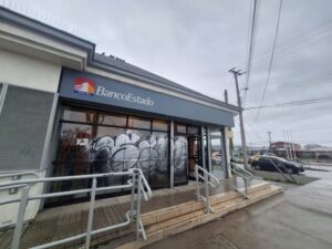 Vandalizaron fachada de BancoEstado en Población 18 de septiembre