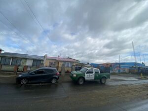 Acusan que camión botó tierra y rocas en Avenida Frei dañando un vehículo
