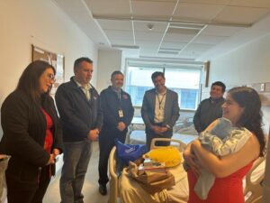 Autoridades visitaron al primer bebé magallánico nacido el 2024