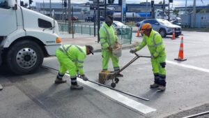 Realizan demarcación vial en puntos claves de Punta Arenas