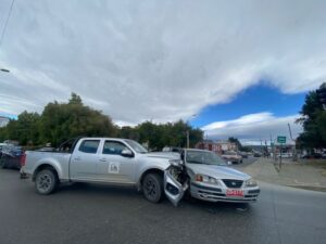 Se registró colisión en pleno centro de Punta Arenas: hay corte de tránsito