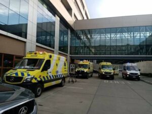 Dos personas buscadas por sangriento ataque a joven que se mantiene grave