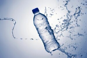 Beber agua embotellada sería más dañino que tomarla directamente del grifo