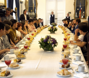 Presidente Boric desayunó en La Moneda con estudiantes destacados en la PAES