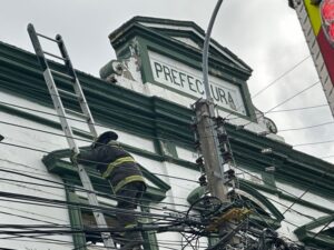 Retiran escombros peligrosos en ex Prefectura de Carabineros en Punta Arenas