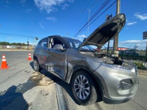 Por no respetar semáforo: dos vehículos colisionan en Punta Arenas