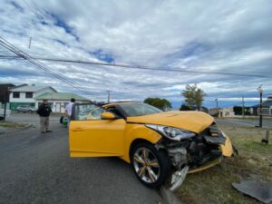 Por exceso de velocidad: fuerte colisión en concurrida avenida de Punta Arenas