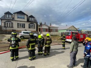 Incendio afectó a vivienda al sector sur de Punta Arenas