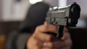 Menores reciben armamento para enfrentar la violencia en comunidad de México