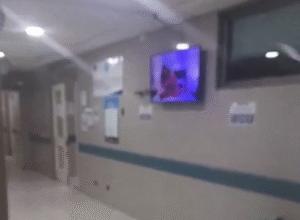 Denuncian exhibición de contenido para adultos en pasillos del hospital