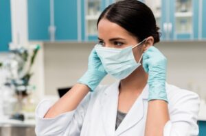 España retomará el uso obligatorio de mascarillas en los hospitales
