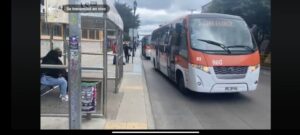 Reacciones positivas al futuro pago con tarjeta del pasaje del transporte público mayor