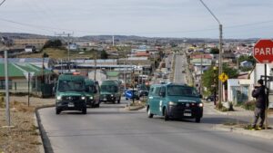 Gendarmería realiza inédito operativo  y traslada 35 reos de Natales a la cárcel  de Punta Arenas