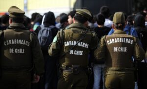 General dispone que carabineros de franco puedan usar un arma institucional 24/7