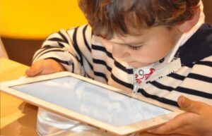 Sicóloga llama a no permitir que los niños usen todo el día dispositivos electrónicos: 