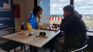 Maestros del ajedrez brillaron ayer en Punta Arenas y elogiaron interés local