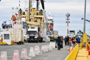 Municipalidad de Punta Arenas y Aduanas buscan fortalecer la seguridad de los terminales portuarios