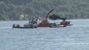 Extraen helicóptero en el que murió el exPresidente Piñera en el Lago Ranco