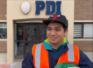 Comunidad magallánica recompensa a joven que entregó bolso millonario