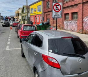 Mal uso de los espacios de estacionamientos tiene preocupados a trabajadores del Centro Artesanal