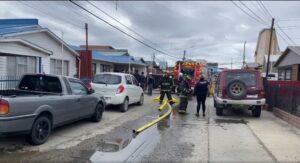 Incendio afectó bodega interior de una vivienda ubicada en Villa Las Nieves