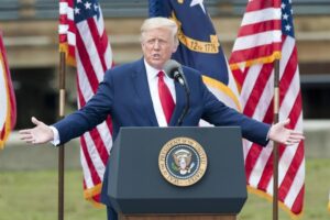 Por qué Nikki Haley sigue en carrera por la nominación republicana pese a que Trump está arrasando en todas las primarias