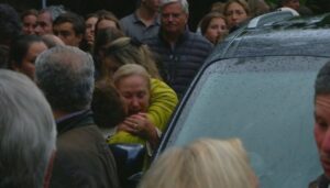 Cecilia Morel agradeció las muestras de cariño a las afueras de su casa en Las Condes