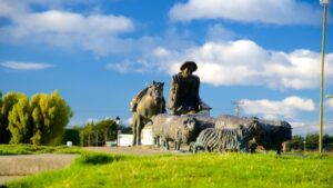 Se conmemoran 80 años del Monumento al Ovejero