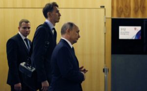 Kim Jong-un recibió de Putin un auto de lujo como muestra de “su cercana relación”