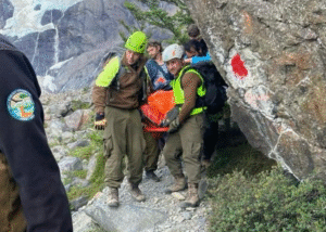 Turista irlandés continúa en la UCI tras caída desde  15 metros en el Paine