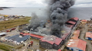 Más de 200 bomberos combatieron  voraz incendio en planta pesquera