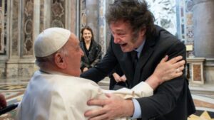 Con un abrazo y conversando entre risas: Papa Francisco y Milei se ven por primera vez en el Vaticano