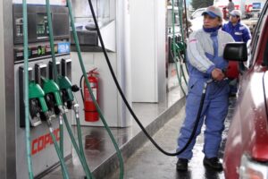Gasolinas subieron $28  por litro desde ayer
