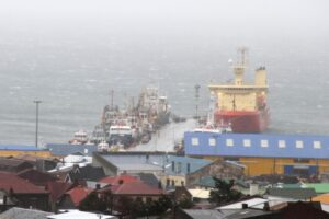 Accidente portuario: moto niveladora cae al mar en Punta Arenas