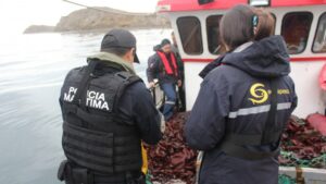 A bordo del “Pegaso del Estrecho” autoridad marítima y Sernapesca fiscalizaron embarcaciones