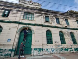 Retiran uno de los últimos símbolos institucionales desde la antigua cárcel  y presidio de Punta Arenas