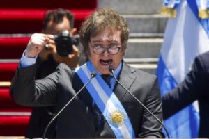 Milei pide renuncia de dos altos funcionarios de gobierno luego de traspié de “ley ómnibus”