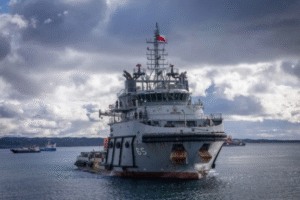 Con oficiales de Australia, Nueva Zelanda y Canadá zarpó el remolcador Janequeo