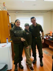 Carabineros de la Primera Comisaría de Punta Arenas reciben la bienvenida del honorario Raimundo del Solar
