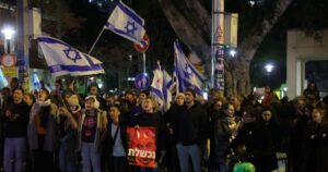Miles de manifestantes exigen el fin del mandato de Netanyahu